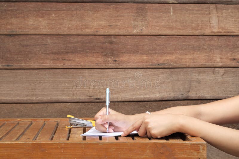 Unterzeichnende amtliche Urkunde stockbild Unterzeichnende amtliche Urkunde stockbild