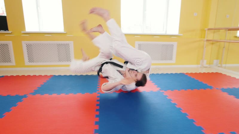 Uomini atletici che preparano le loro abilità di aikidi nello studio Mostra della tecnica di protezione