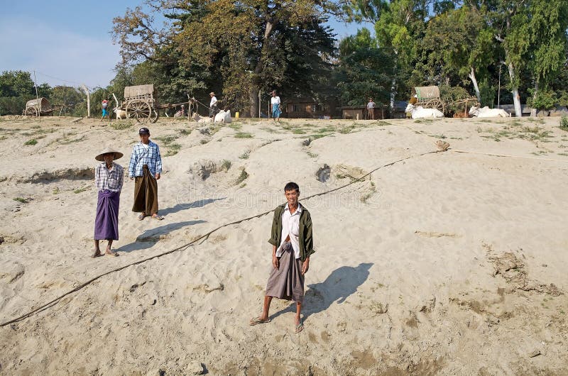Download Uomini birmani Myanmar fotografia editoriale. Immagine di fiume - 56887301