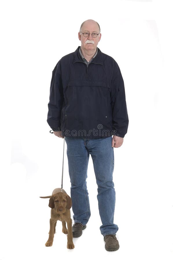 Uomini che camminano con il cane immagine stock libera da diritti