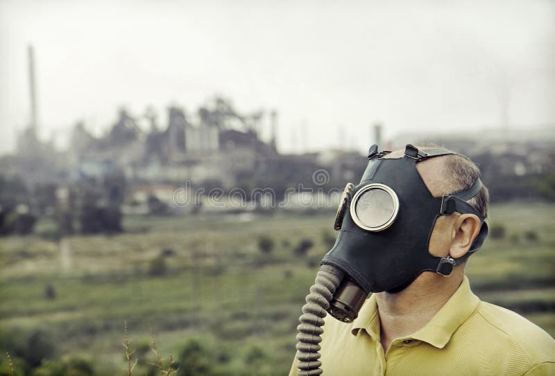Uomini che indossano la maschera antigas sul fondo industriale della fabbrica fotografia stock libera da diritti Uomini che indossano la maschera antigas sul fondo industriale della fabbrica fotografia stock libera da diritti