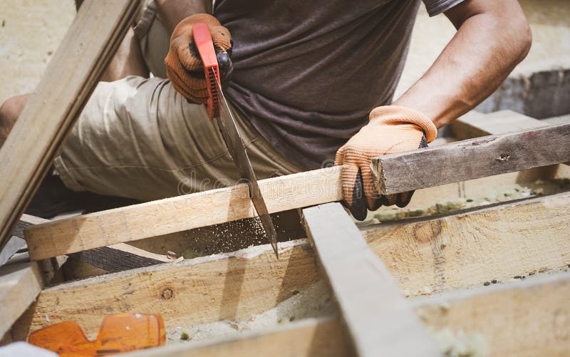 Uomini Che Segano Una Falda Di Legno Con Una Sega a Mano Immagine