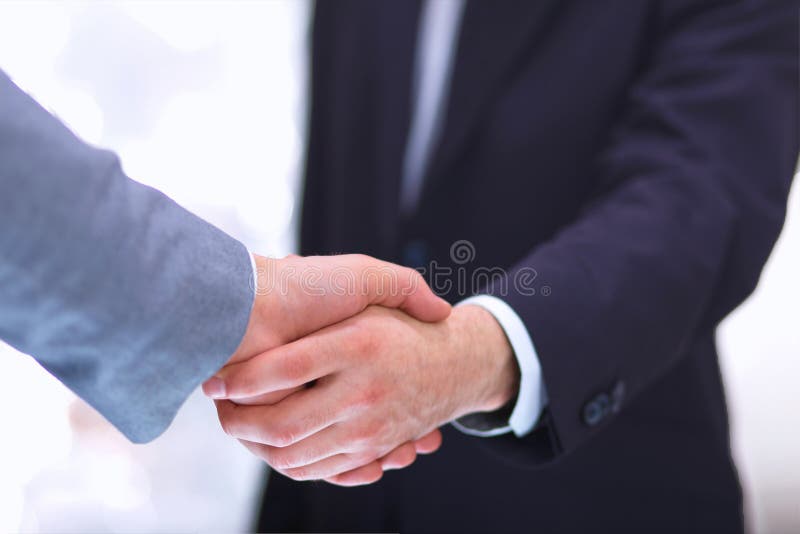 Uomini d'affari che stringono le mani, isolate su bianco