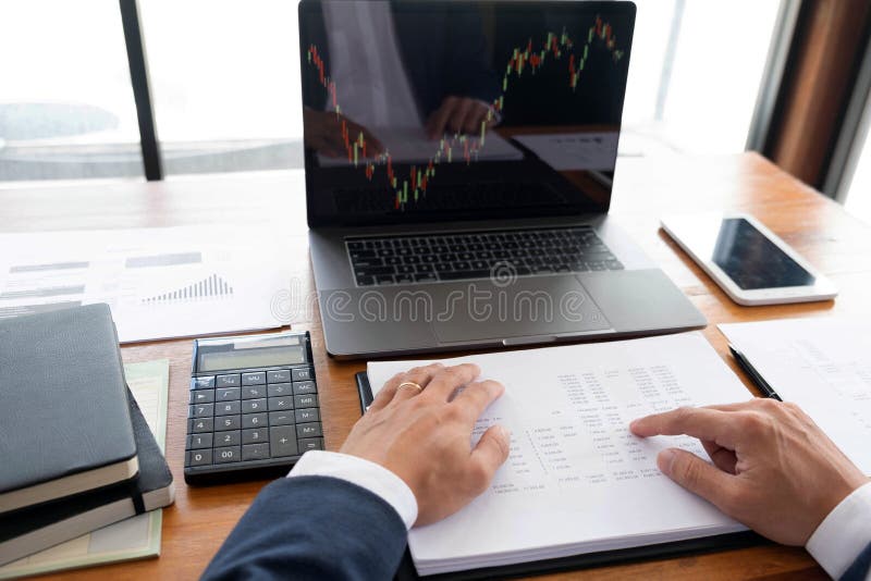 Uomini d'affari, finanza, lavoro di contabilità, conti correnti, facendo uso dei calcolatori e delle informazioni di individuazio immagine stock libera da diritti Uomini d'affari, finanza, lavoro di contabilità, conti correnti, facendo uso dei calcolatori e delle informazioni di individuazio immagine stock libera da diritti