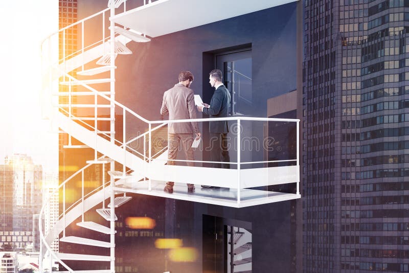 Uomini d'affari sulle scale dell'uscita di sicurezza, piano b fotografia stock Uomini d'affari sulle scale dell'uscita di sicurezza, piano b fotografia stock