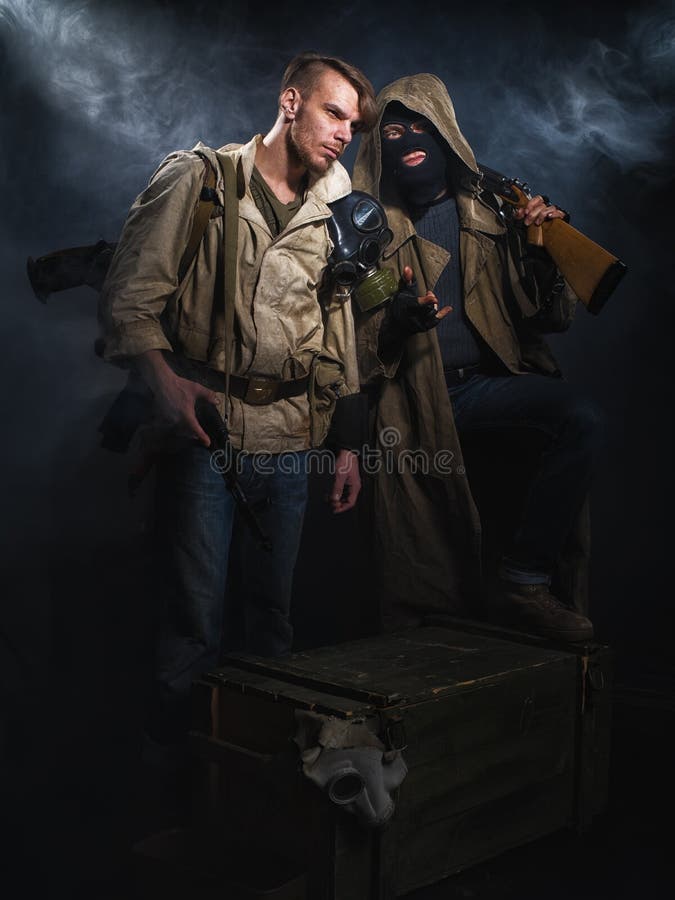 Due uomini armati. Fantascienza post-apocalittica fotografia stock libera da diritti
