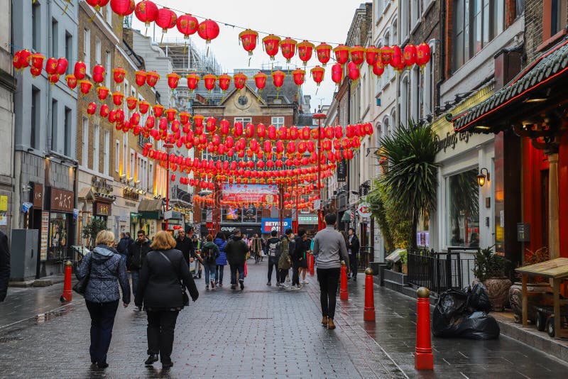 Uomini e donne che camminano in vie nella città della Cina a Londra fotografia stock Uomini e donne che camminano in vie nella città della Cina a Londra fotografia stock