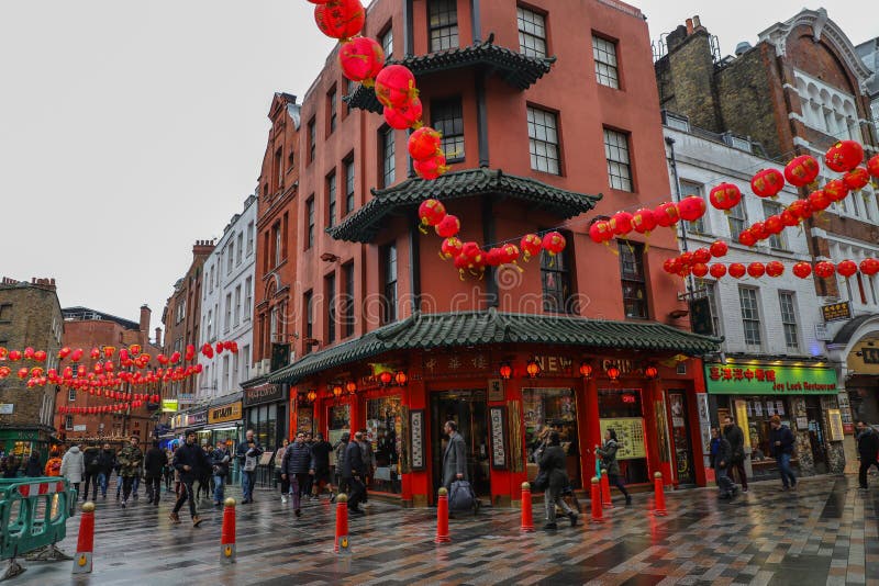Uomini e donne che camminano in vie nella città della Cina a Londra fotografia stock Uomini e donne che camminano in vie nella città della Cina a Londra fotografia stock