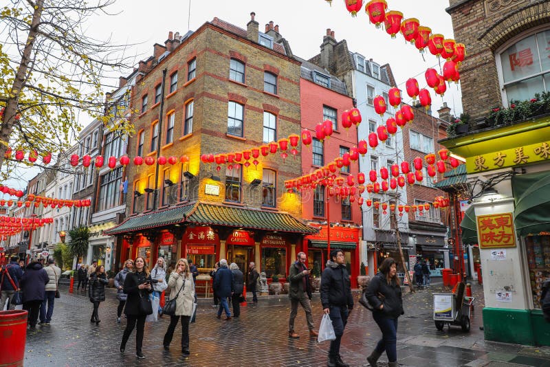 Uomini e donne che camminano in vie nella città della Cina a Londra immagine stock Uomini e donne che camminano in vie nella città della Cina a Londra immagine stock