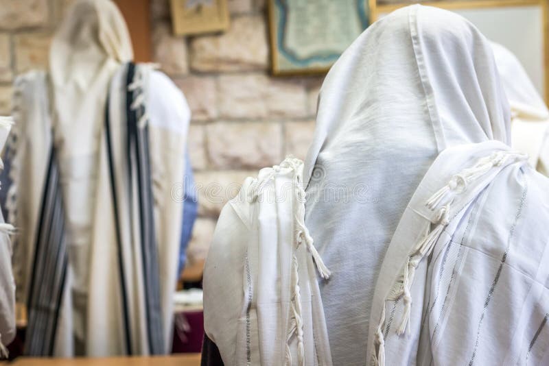 Uomini ebrei che pregano in una sinagoga con Tallit fotografia stock libera da diritti Uomini ebrei che pregano in una sinagoga con Tallit fotografia stock libera da diritti