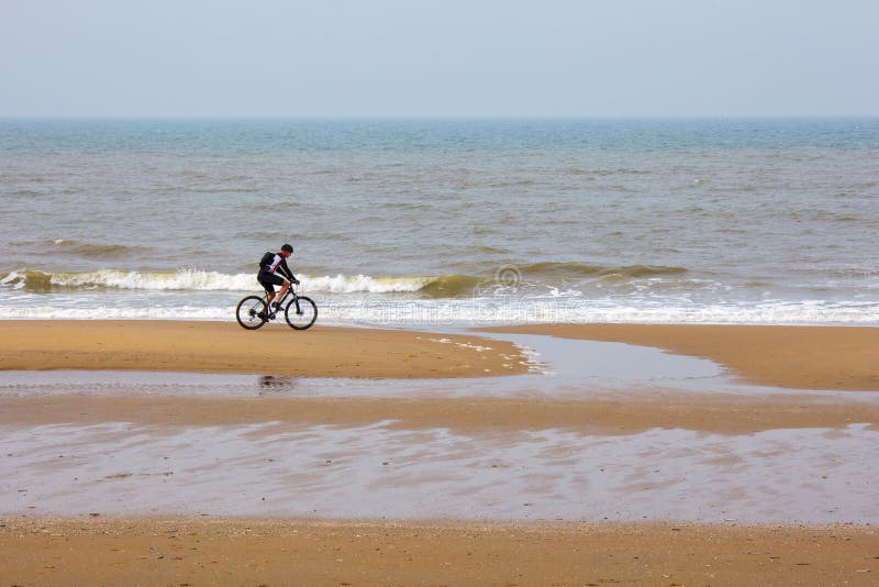 Uomini olandesi olandesi di mattina di riflessione della riva del ciclista della bicicletta di giro di Den Haag del sole di Aia S fotografia stock Uomini olandesi olandesi di mattina di riflessione della riva del ciclista della bicicletta di giro di Den Haag del sole di Aia S fotografia stock