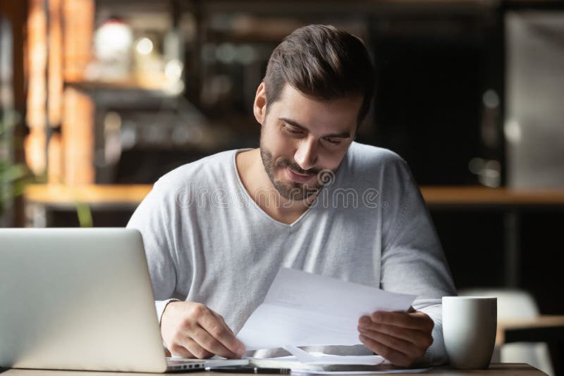Uomini soddisfatti che fanno pratiche burocratiche al bar, che tengono lettere o documenti legali immagini stock libere da diritti