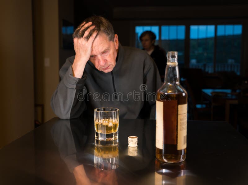 Uomo adulto caucasico senior con la depressione fotografia stock Uomo adulto caucasico senior con la depressione fotografia stock