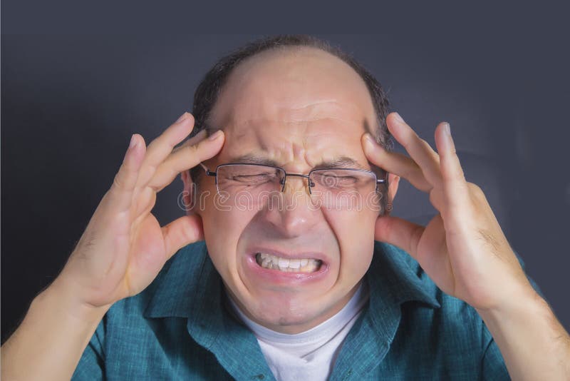 Uomo adulto nell'ambito dello sforzo severo immagine stock Uomo adulto nell'ambito dello sforzo severo immagine stock