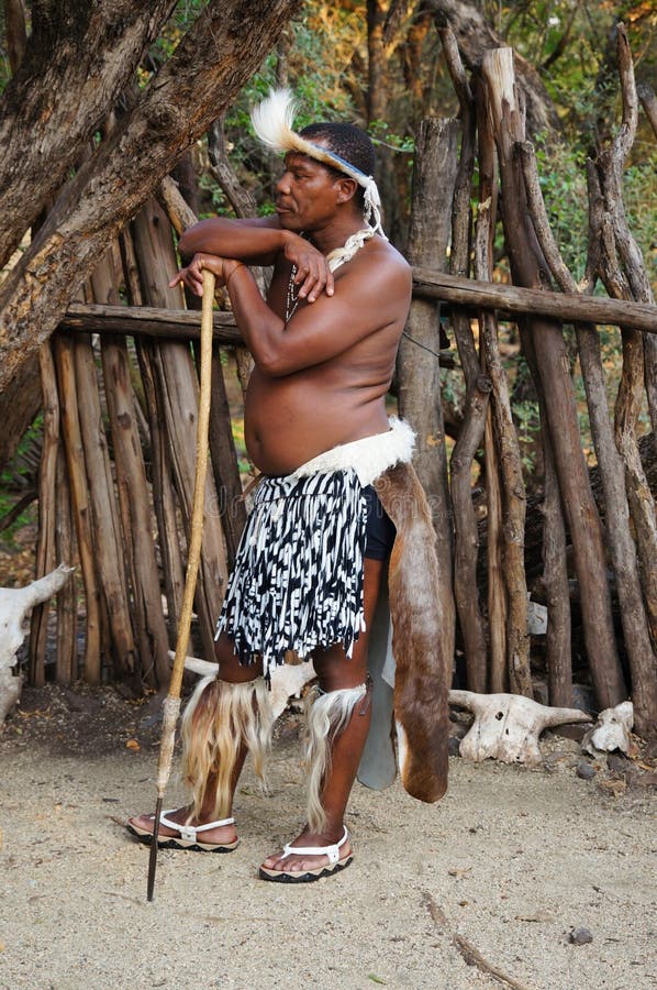 Uomo Africano Che Porta Costume Tradizionale Alla Villa Culturale Di Lesedi Immagine Stock Editoriale Immagine Di Maschio People
