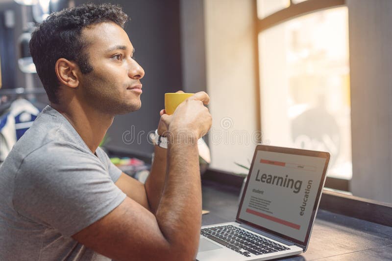 Uomo africano che studia in caffè immagini stock libere da diritti Uomo africano che studia in caffè immagini stock libere da diritti