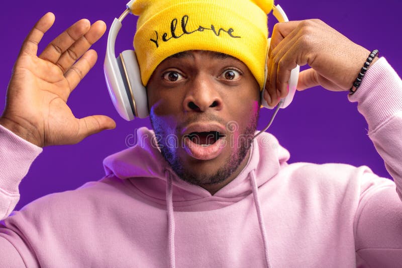 Uomo africano in maglia con cappuccio con le cuffie isolate, espressione felice Musica, la gente fotografia stock libera da diritti Uomo africano in maglia con cappuccio con le cuffie isolate, espressione felice Musica, la gente fotografia stock libera da diritti