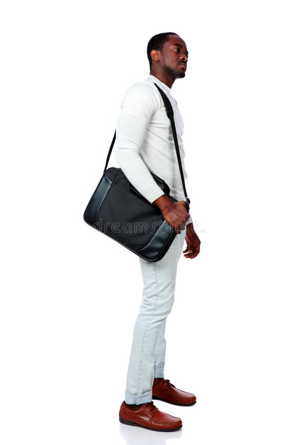 Uomo africano serio che sta con la borsa fotografie stock Uomo africano serio che sta con la borsa fotografie stock