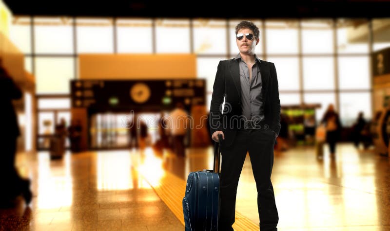 Uomo all'aeroporto fotografia stock Uomo all'aeroporto fotografia stock