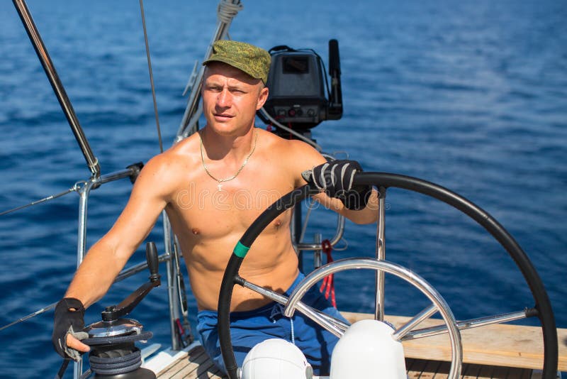 Vignetta Di Un Marinaio Divertente Con Bandiere A Mani Nude Sul Ponte Della Nave Simpatico Image168716493 - Foto 7