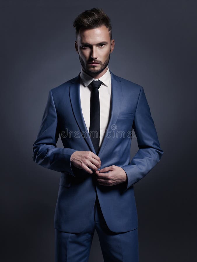 Uomo alla moda bello in vestito blu fotografie stock libere da diritti Uomo alla moda bello in vestito blu fotografie stock libere da diritti