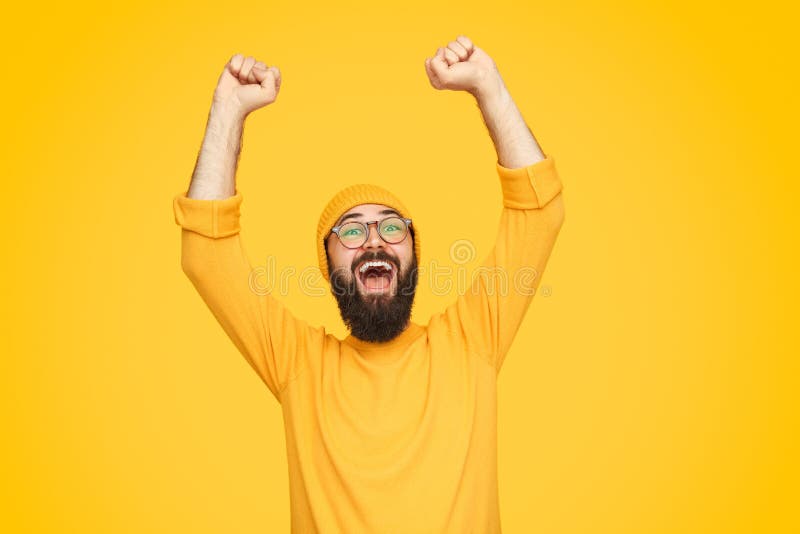 Uomo alla moda che celebra successo fotografie stock libere da diritti Uomo alla moda che celebra successo fotografie stock libere da diritti