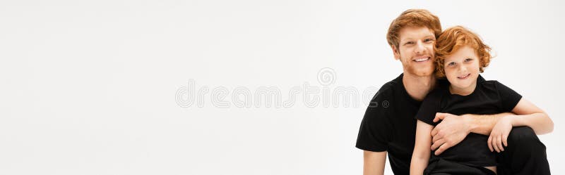 Uomo allegro in camicia nera fotografie stock libere da diritti