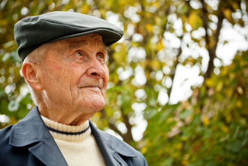 Sognare Un Anziano Che Ti Parla Uomo anziano fotografia stock. Immagine di esterno, pensione - 27820616