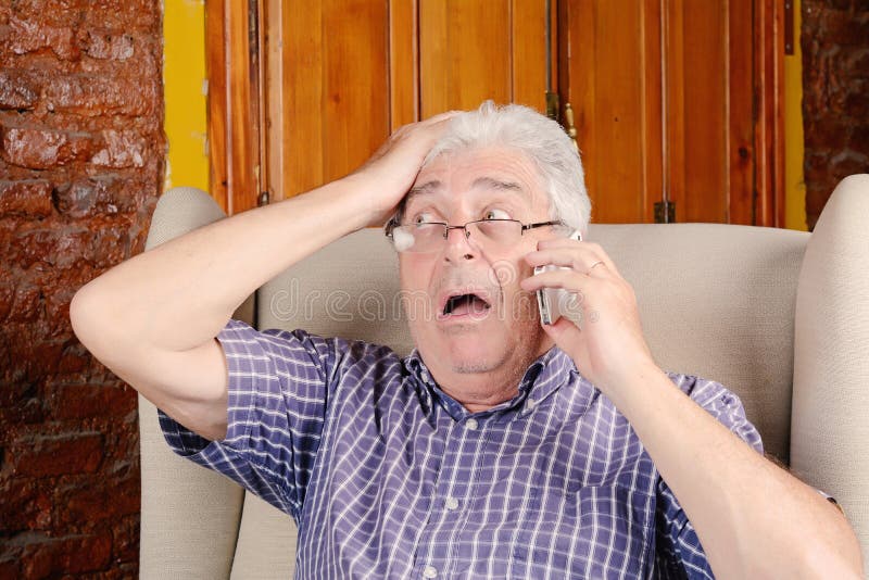 Sognare Un Anziano Che Ti Parla Uomo Anziano Che Parla Sul Telefono Immagine Stock - Immagine di