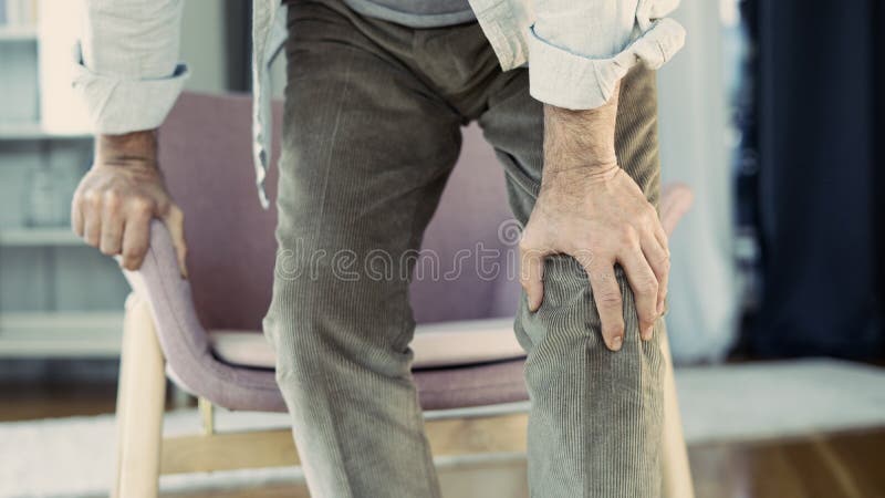 Uomo anziano con dolore del ginocchio