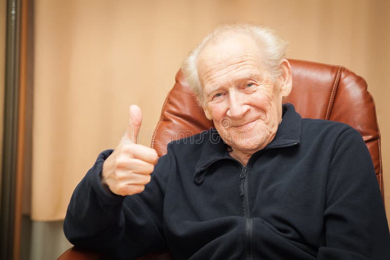 Uomo anziano sorridente che mostra i pollici su fotografia stock Uomo anziano sorridente che mostra i pollici su fotografia stock