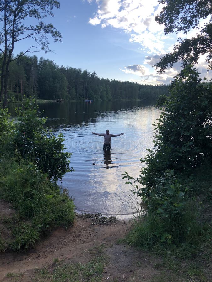 Uomo armato in un lago di foresta fotografie stock libere da diritti