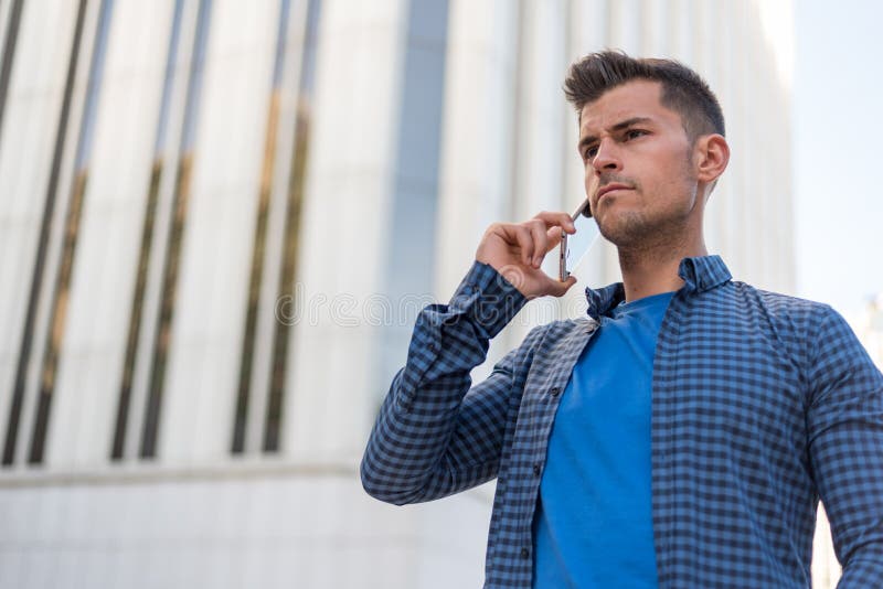 Uomo arrabbiato che parla sul telefono cellulare immagine stock Uomo arrabbiato che parla sul telefono cellulare immagine stock