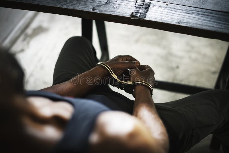 Uomo arrestato con il crimine delle manette fotografie stock libere da diritti Uomo arrestato con il crimine delle manette fotografie stock libere da diritti