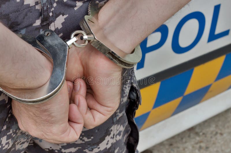 Uomo arrestato e ammanettato fotografie stock libere da diritti Uomo arrestato e ammanettato fotografie stock libere da diritti