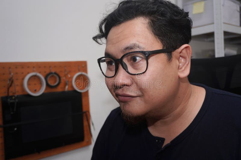 Uomo asiatico che batte il computer del pc da freelancer che lavora in remoto online e concetto di lavoro felice espressione sorri fotografie stock libere da diritti