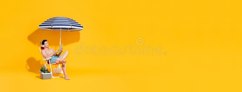 Uomo asiatico senza camicia seduto su una sedia da spiaggia fotografia stock