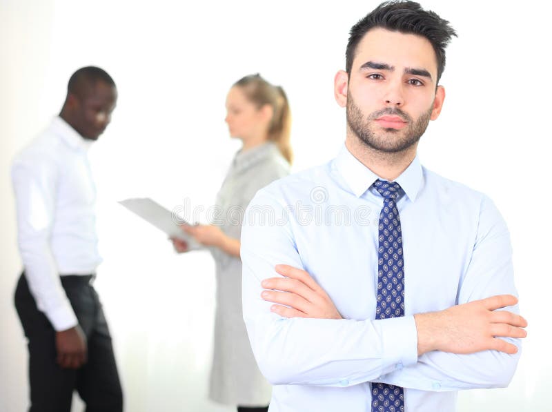 Uomo astuto felice di affari con il gruppo immagine stock libera da diritti Uomo astuto felice di affari con il gruppo immagine stock libera da diritti