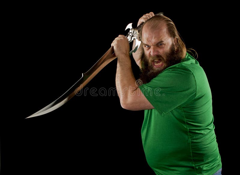 Uomo barbuto arrabbiato con una spada fotografia stock Uomo barbuto arrabbiato con una spada fotografia stock