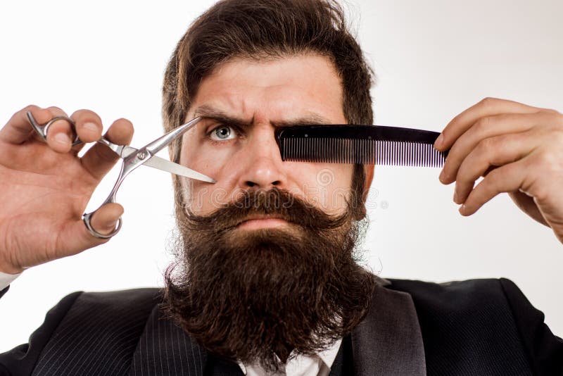 Uomo barbuto con baffi lunghi Uomo in barbiere Uomino barbuto con baffi a barba lunga e peli di bruna fotografie stock Uomo barbuto con baffi lunghi Uomo in barbiere Uomino barbuto con baffi a barba lunga e peli di bruna fotografie stock