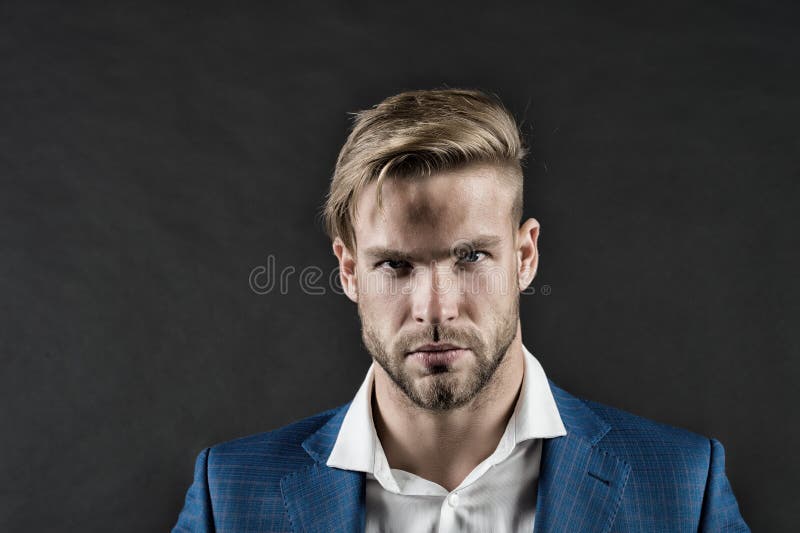 Uomo Barbuto Con La Barba Sul Fronte Non Rasato Uomo D Affari Con lio Di Capelli Alla Moda Governando E Cura Di Capelli In Par Fotografia Stock Immagine Di Barba Handsome