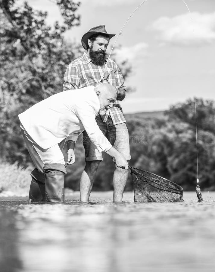 Uomo barbuto e pesca selvaggia dei cacciatori Squadra di pesca Amici che catturano pesce Pace della mente e tranquillità Acqua do fotografia stock libera da diritti Uomo barbuto e pesca selvaggia dei cacciatori Squadra di pesca Amici che catturano pesce Pace della mente e tranquillità Acqua do fotografia stock libera da diritti