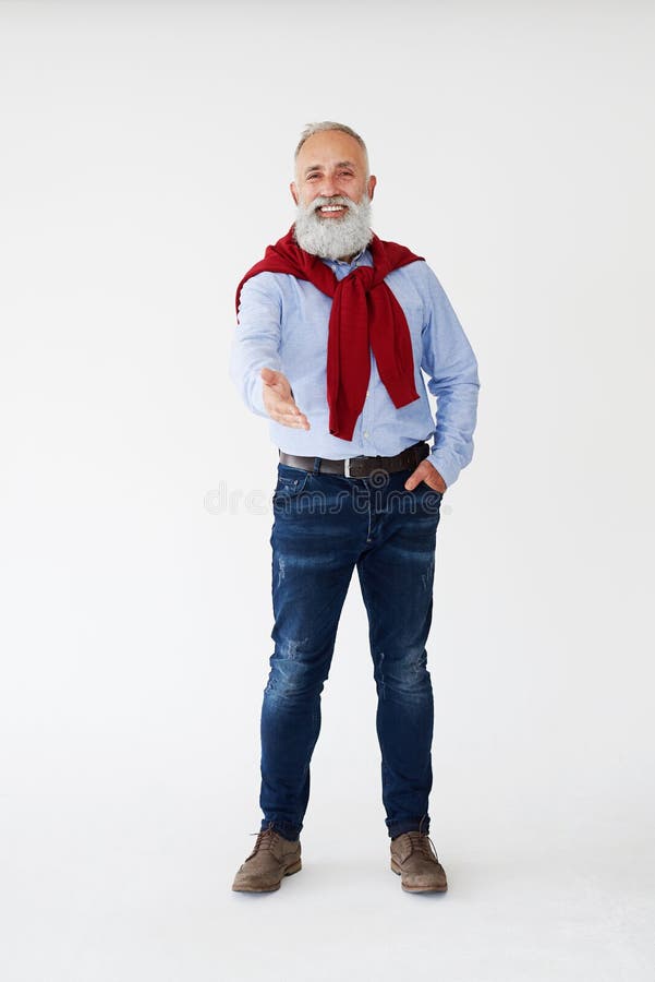 Uomo barbuto maturo allegro che dà mostrando gesto di saluto fotografia stock libera da diritti Uomo barbuto maturo allegro che dà mostrando gesto di saluto fotografia stock libera da diritti