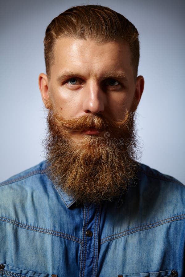 Uomo barbuto Uomo bello con una barba ed i baffi volteggiati immagine stock libera da diritti Uomo barbuto Uomo bello con una barba ed i baffi volteggiati immagine stock libera da diritti
