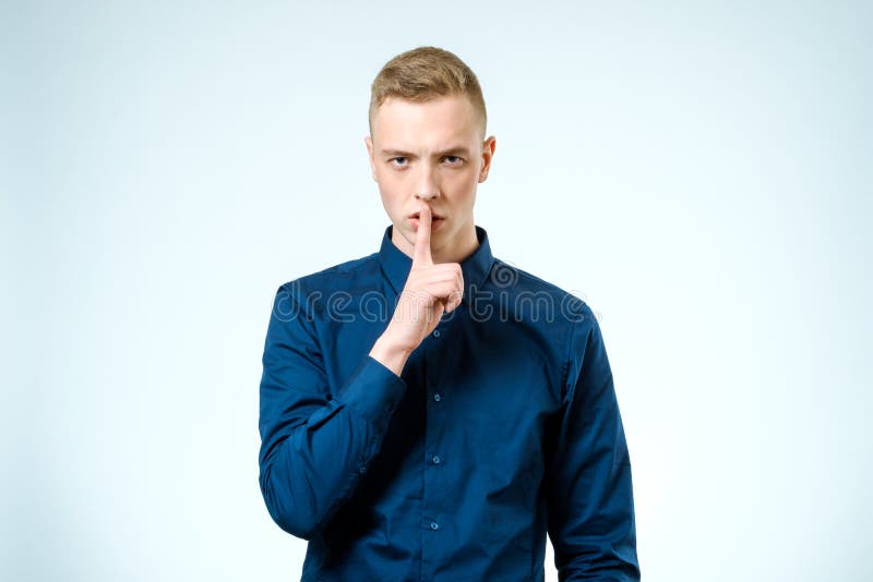 Uomo bello che fa gesto di silenzio fotografia stock Uomo bello che fa gesto di silenzio fotografia stock