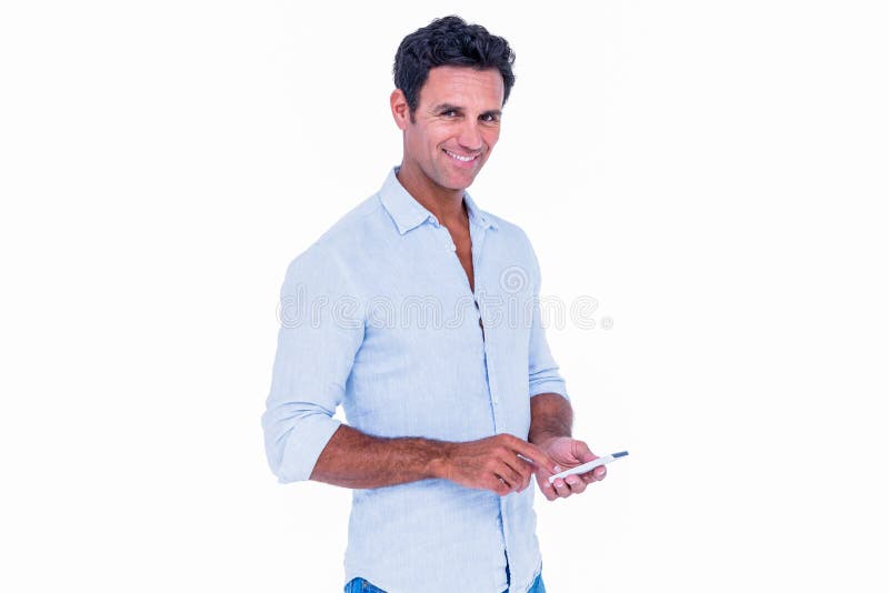 Uomo bello che per mezzo del suo smartphone fotografia stock Uomo bello che per mezzo del suo smartphone fotografia stock