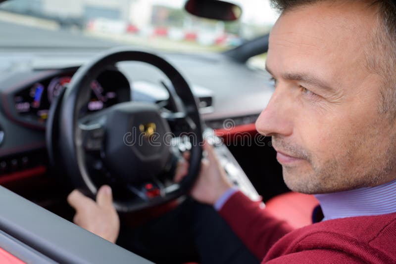 Uomo bello di medio evo che conduce automobile immagini stock libere da diritti Uomo bello di medio evo che conduce automobile immagini stock libere da diritti