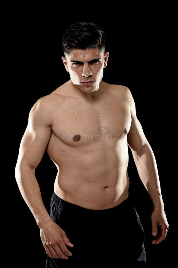 Uomo bello di sport che posa con il forte torso nudo che sembra concetto di corpo ribelle fresco di misura fotografie stock Uomo bello di sport che posa con il forte torso nudo che sembra concetto di corpo ribelle fresco di misura fotografie stock