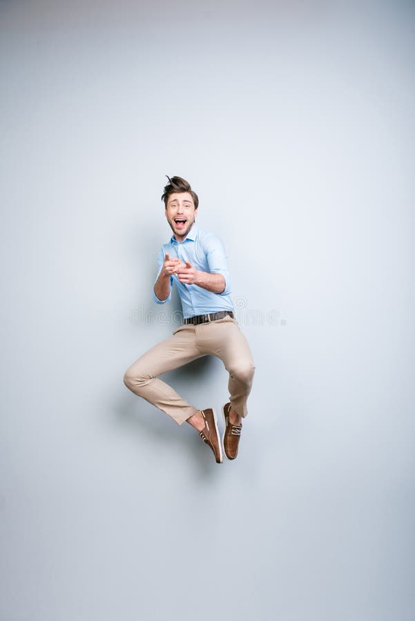 Uomo bello e divertente felice, giovane, barbuto, attraente in camicia, immagini stock libere da diritti Uomo bello e divertente felice, giovane, barbuto, attraente in camicia, immagini stock libere da diritti