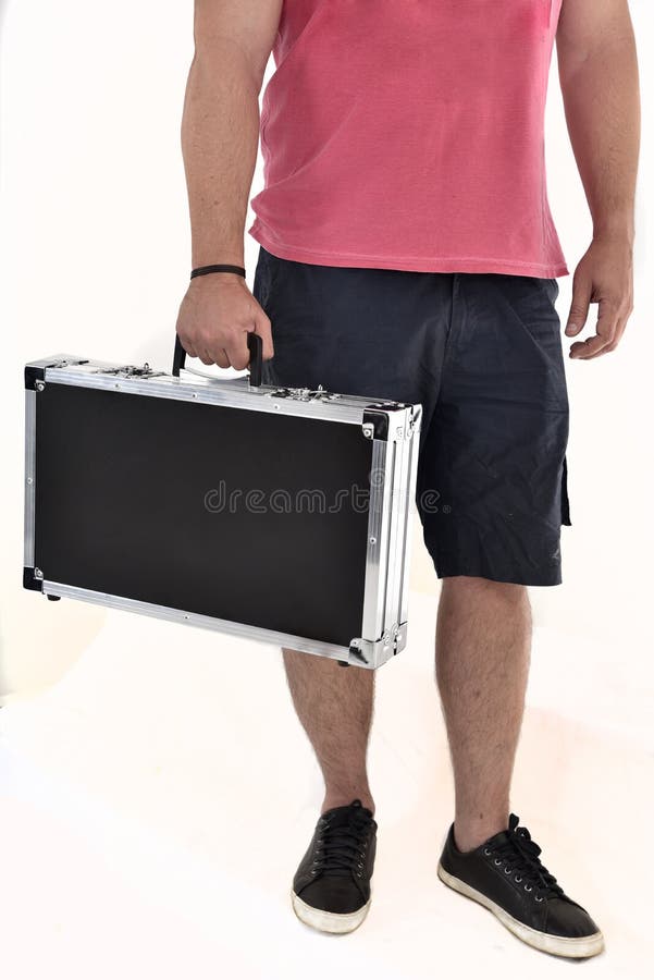 Uomo in Bermude che portano cartella nera su fondo bianco fotografia stock libera da diritti Uomo in Bermude che portano cartella nera su fondo bianco fotografia stock libera da diritti